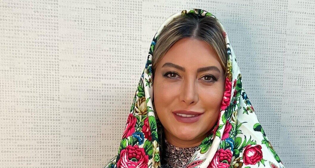 عکس قدی فریبا نادری با چهره ای شاد و بشاش در ترکیه جلوی کیک فروشی/ خوش بگذره