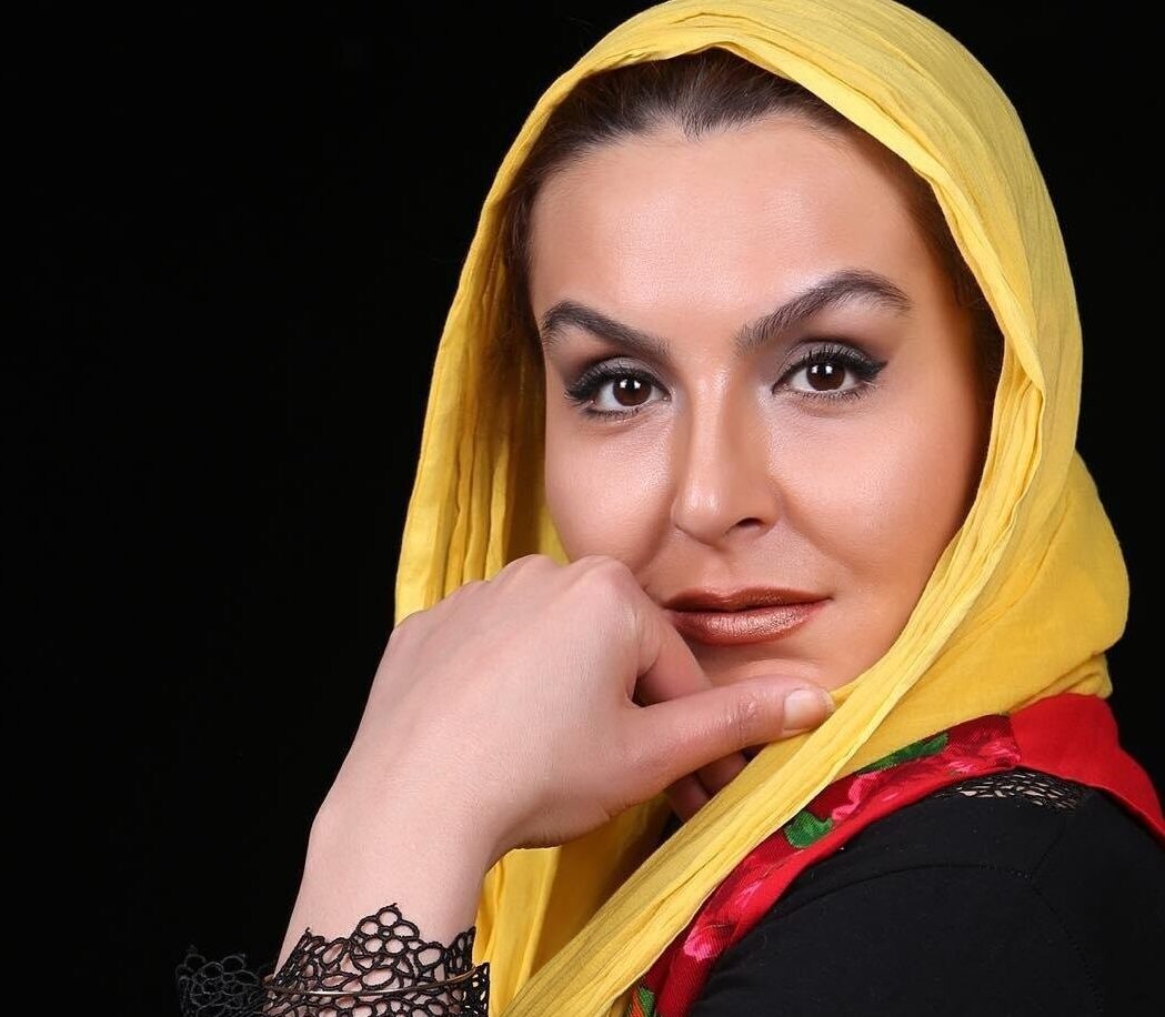 گوشه ای از دکوراسیون اصیل و شیک خانه آزیتا ترکاشوند با ست آینه و شمعدان نقره + ویدئو