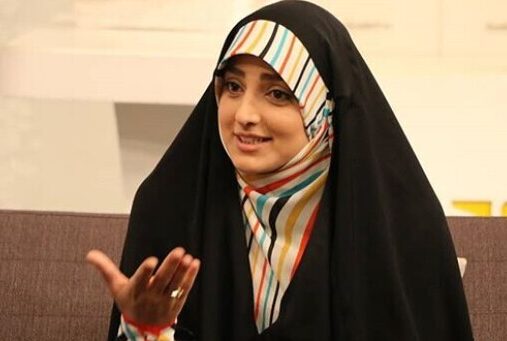 تصویری از گوشه دنج و معنوی ستاره سادات قطبی / سجاده ای ساده با حال و هوای روحانی + عکس
