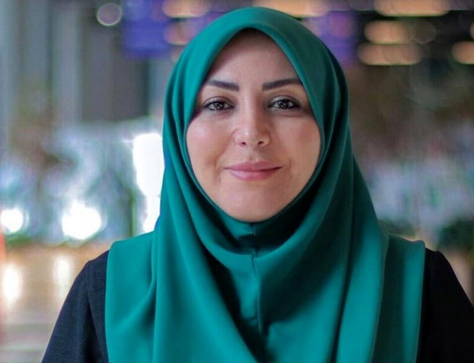 کنایه سنگین المیرا شریفی مقدم به بنر جدید شهرداری درباره حجاب + عکس