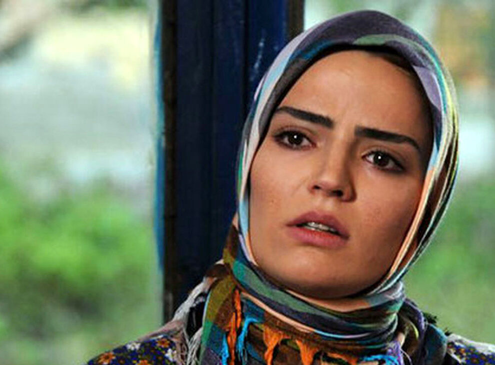 عکس زیبای بازیگر آوای باران با یک تیپ متفاوت