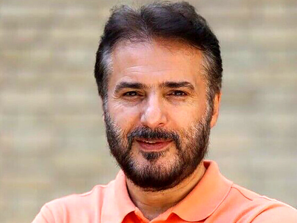 نگاهی به تیشرت متفاوت و جالب سید جواد هاشمی در جشن تعیین جنسیت نوه‌‌‌‌‌‌‌‌‌‌‌‌‌‌‌‌‌‌‌‌اش در کنار عروس و پسرش + عکس
