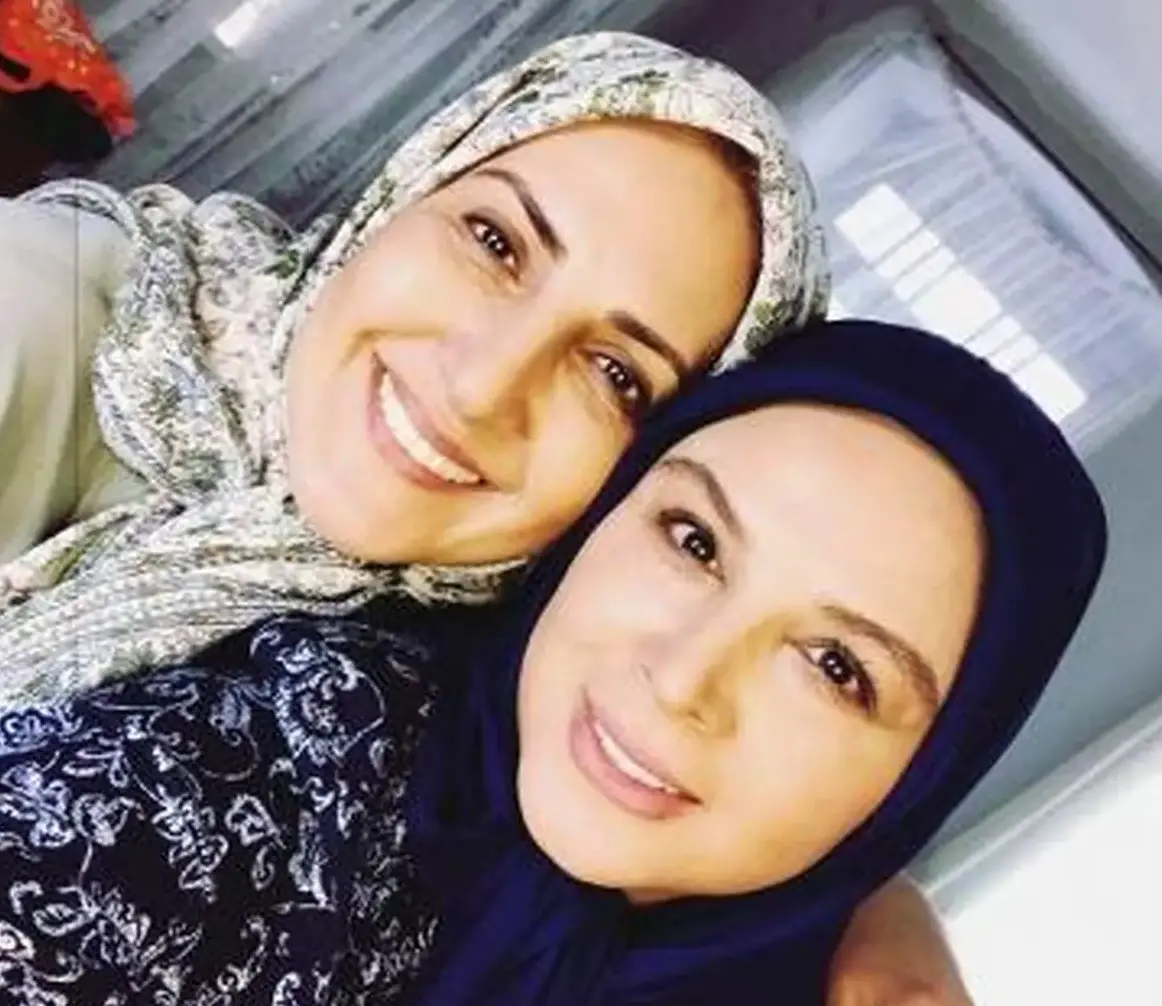 ضیافت شام بازیگر سریال لحظه گرگ و میش و چیدن یک میز رنگارنگ برای فاطمه گودرزی و فریبا نادری / مانتو شلوار مدرسه چه بهشون میاد ! + عکس