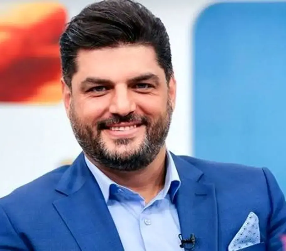 میزبانی جذاب علی ضیا از سام درخشانی و مادر چشم رنگی و جوانش در عید نوروز / چه مامان کم سن و سال و باکلاسی + ویدیو