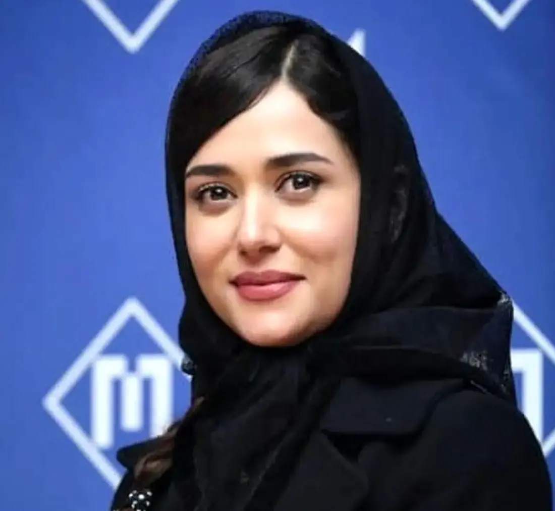 خلاقیت هوشمندانه پریناز ایزدیار، جیران بهرام رادان در عکاسی با عینک آفتابی اش در رستورانی شیک + عکس