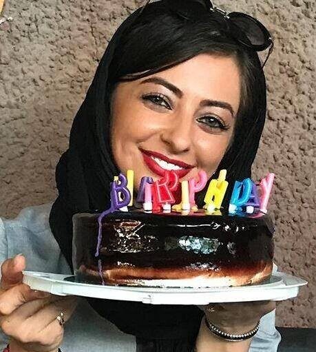 نگاهی به بادکنک آرایی مجلل و باکس گل لاکچری تولد نفیسه روشن + عکس
