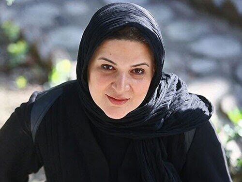 نگاهی به کیک تولد شکلاتی با شمع های دراز در کنار بازیگر مشهور/ خوشحالی آقای مهمان برای خانم بازیگر