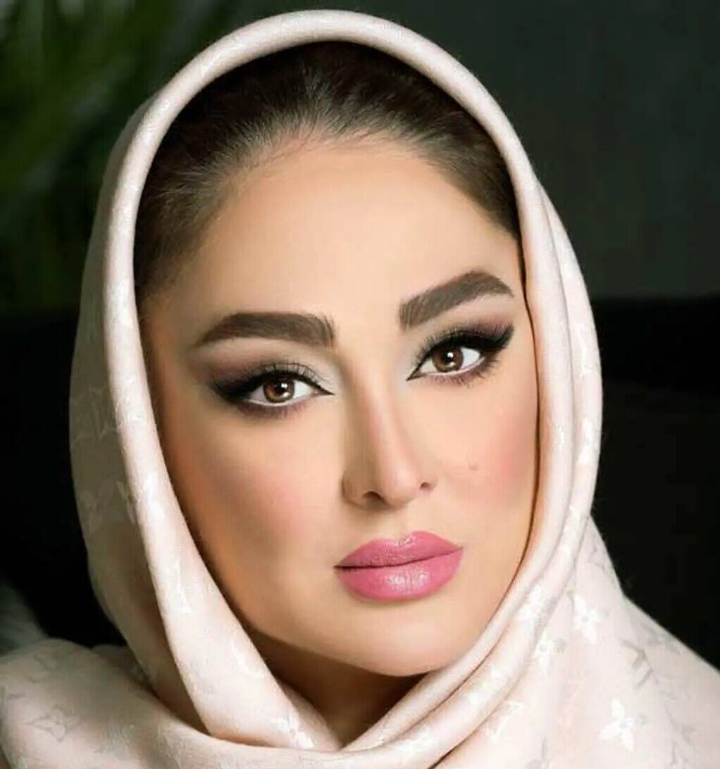 نگاهی به مانتو کتی و دکمه دار آبی رنگ الهام حمیدی برای خانومای شیک پسند + عکس