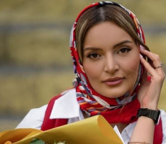 میز جلو مبلی خوشگل و منحصربفرد نیلوفر پارسا گوشه ای از چیدمان خونه دوبلکس بیتای سریال آوای باران + عکس