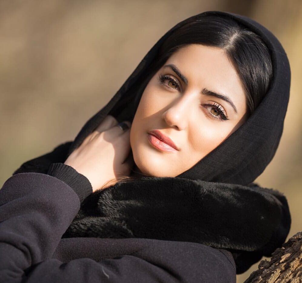 نگاهی به کت هلیا امامی با طراحی اصیل ایرانی در کنار برج ایفل / شیک، اصیل، ایرانی ! + عکس