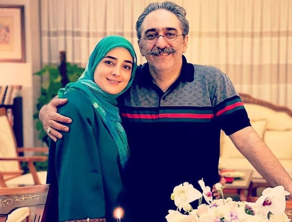 نگاهی به سبک دکوراسیون زیبای میزکار ستاره سادات قطبی، مجری محجبه ایرانی و همسرش در اتاق کار خانه / اصیل و ایرانی پسند ! + عکس