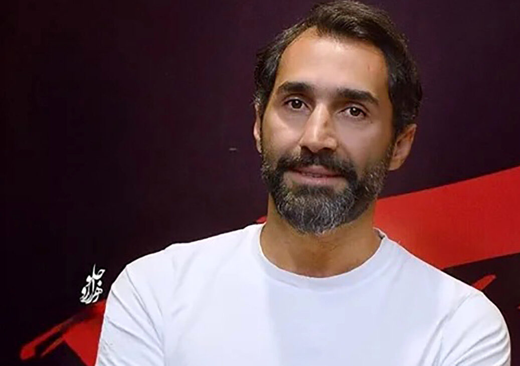 تصویری تلخ از هادی کاظمی در خانه ابدی مادرش / تصویری که دل یک ملت را به درد آورد ! + عکس