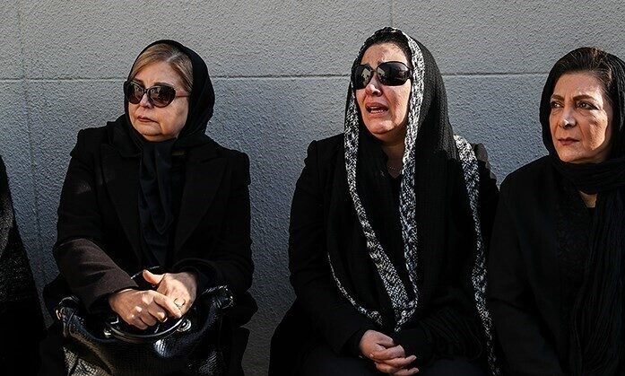 نگاهی به حضور بازیگران در مراسم تدفین همسر جوان و هنرمند زیبا بروفه+عکس/ نفیسه روشن، علیرام نورایی، علی دهکردی و…