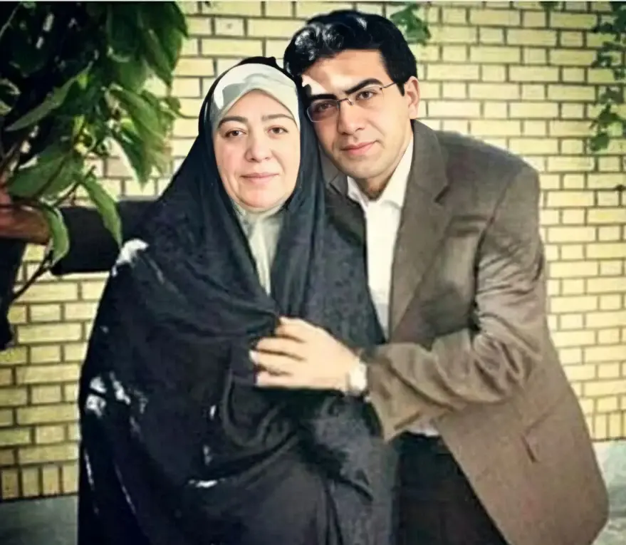 رخت عزای متفاوت فرزاد حسنی، داوود سریال قطب شمال در مراسم تشییع مادرش / روحش شاد و یادش گرامی ! + عکس