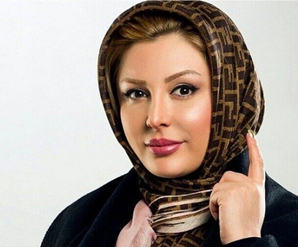 چیدمان میز شام مفصل و خوشمزه نیوشا ضیغمی و همسر سابقش در یک رستوران شیک و خودمونی + عکس