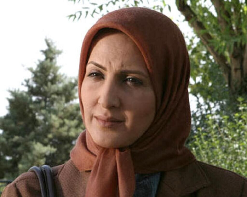 ست لباس سیاه و قرمز ایرانی پسند و اصیل فاطمه گودرزی، توران سریال لحظه گرگ و میش با پسر و عروس چشم رنگی‌اش + عکس