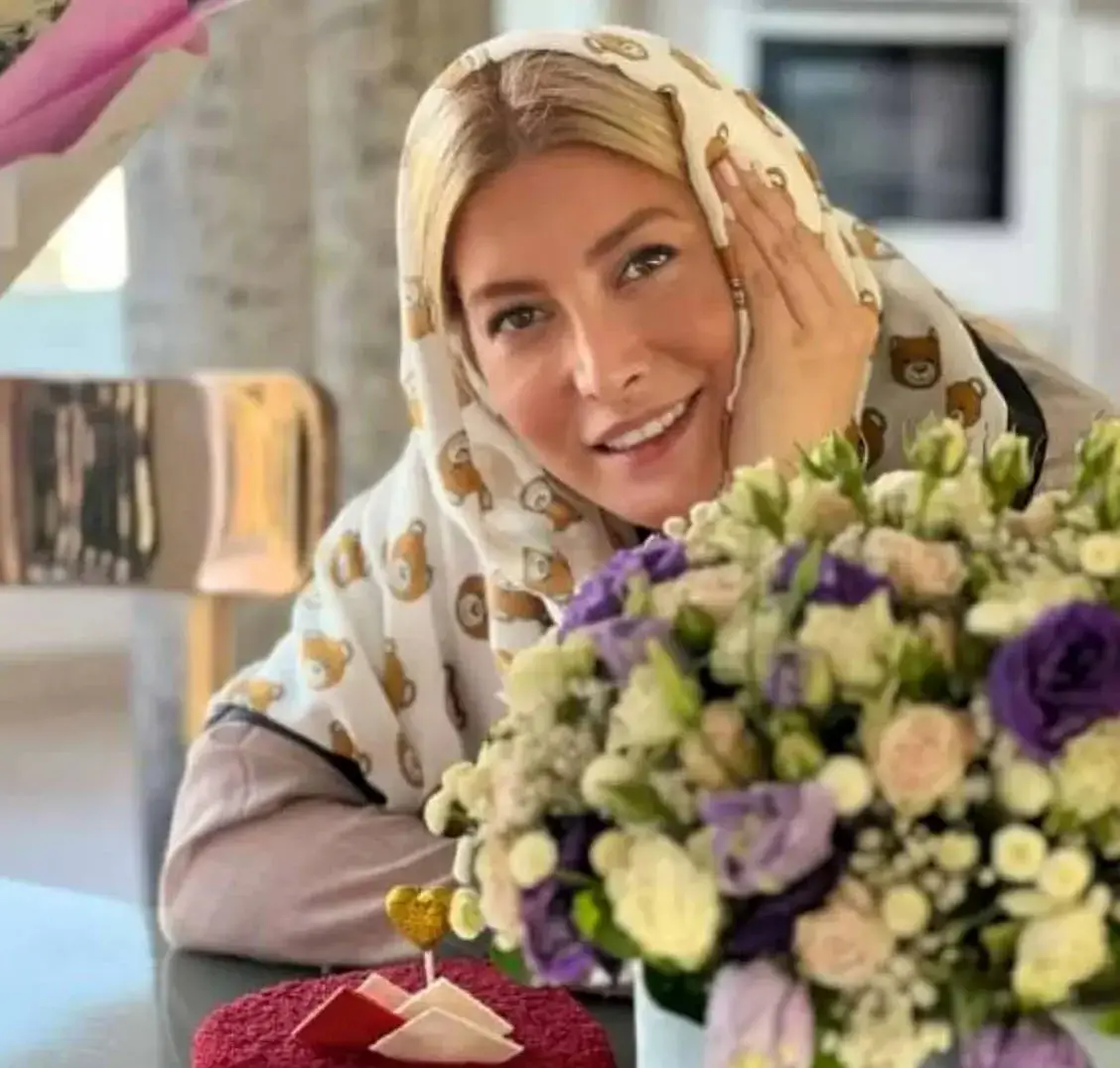 نگاهی به تم طوسی و سفید جشن تولد همسر پولدار فریبا نادری با حضور دختر مو بلوند و بامزه شان + عکس
