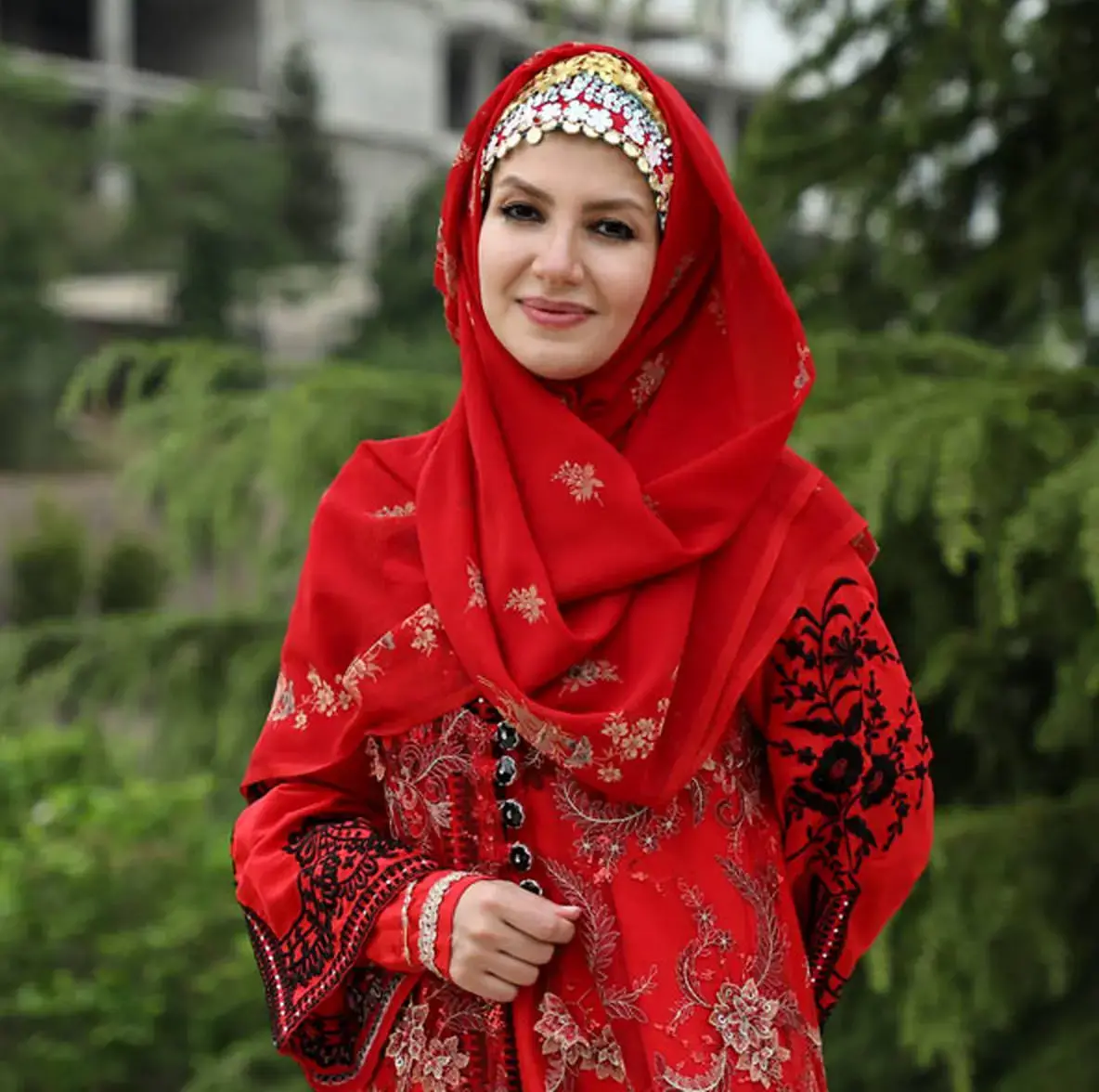 بالکن خانه ملیکا زارعی، مجری سرزنده و با انرژی برنامه کودک با چیدمانی ساده / میز کنده کاری شده و گلدانی زیبا به سلیقه خانوم مجری + عکس