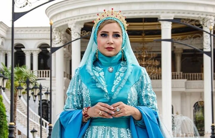 نگاهی به لباس ملکه ای و طلایی شبنم قلی خانی، بازیگر دبی نشین سینما / انصافا طراحیش خاص و بی نظیره + عکس