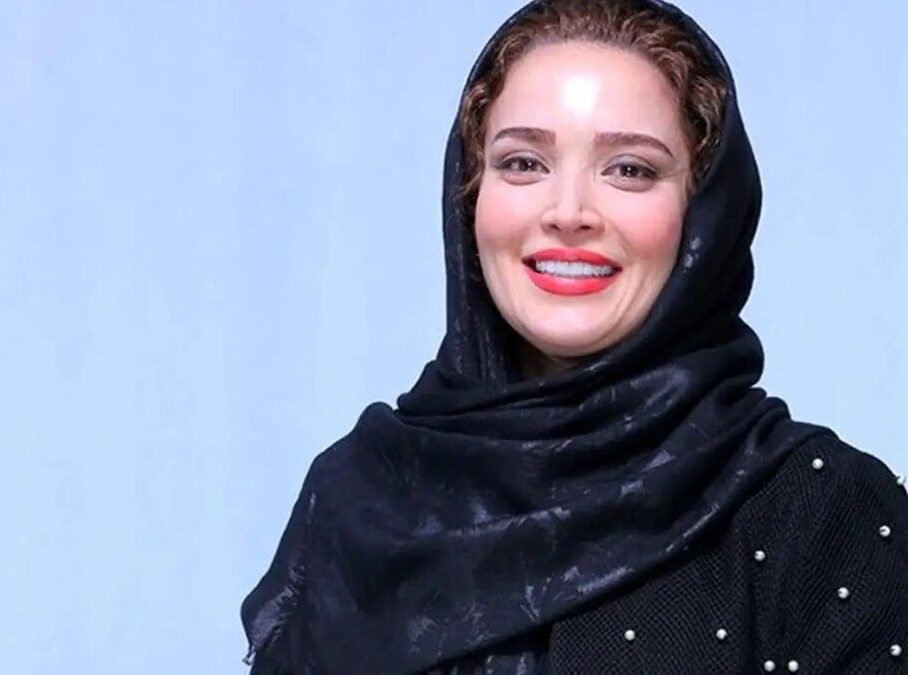 نگاهی به میز کنده کاری شده و گلدان انسان نمای تراس پر از گل و گیاه بهنوش طباطبایی / تراس خودش اندازه یه خونه اس + عکس