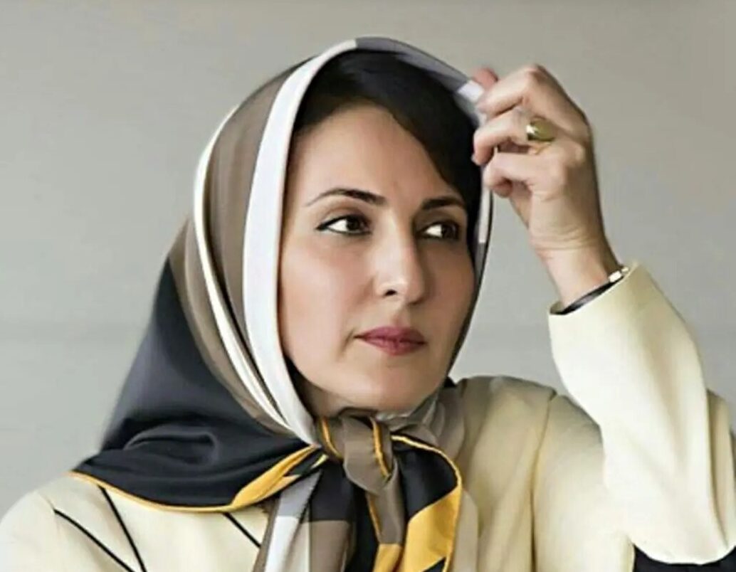 گوشه ای از چیدمان سفره عید در اتاق پذیرایی فاطمه گودرزی توران سریال لحظه گرگ و میش روی کنسول چوبی + عکس