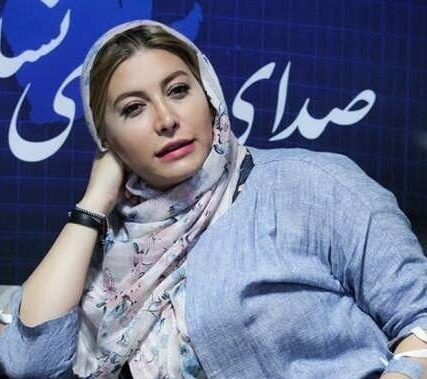 نگاهی به کت و شلوار تابستانی و مشکی رنگ فریبا نادری در یک مکان سرسبز و پر از گل/ ساده ، شیک ، زیبا !