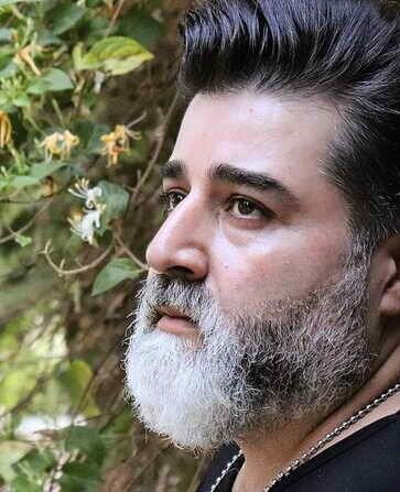 نگاهی به میز عزای ساده برادر جوان و مجرد مهدی یغمایی در خانه پدری اش که لحظاتی پیش خواننده داغدار منتشر کرد ! + عکس