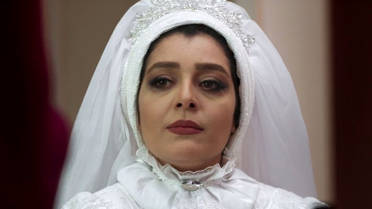سورپرایز جشن تولد ساره بیات با لباس عروس+ ویدیو/ جا خوردن خانم بازیگر از مواجه شدن با کیک و تزئینات و …