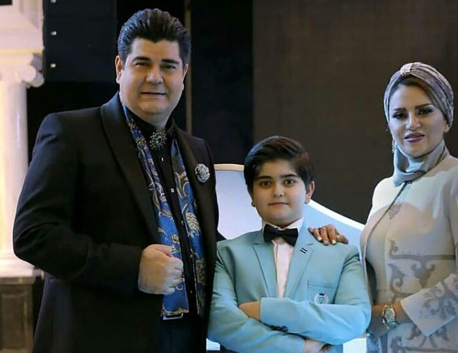 آینه کنسول قهوه ای رنگ و شومینه اُریب، گوشه ای از سبک چیدمان و طراحی خانه لوکس سالار عقیلی / علاقه همسر آقای خواننده به حیوان خانگی مشهوره ! + عکس