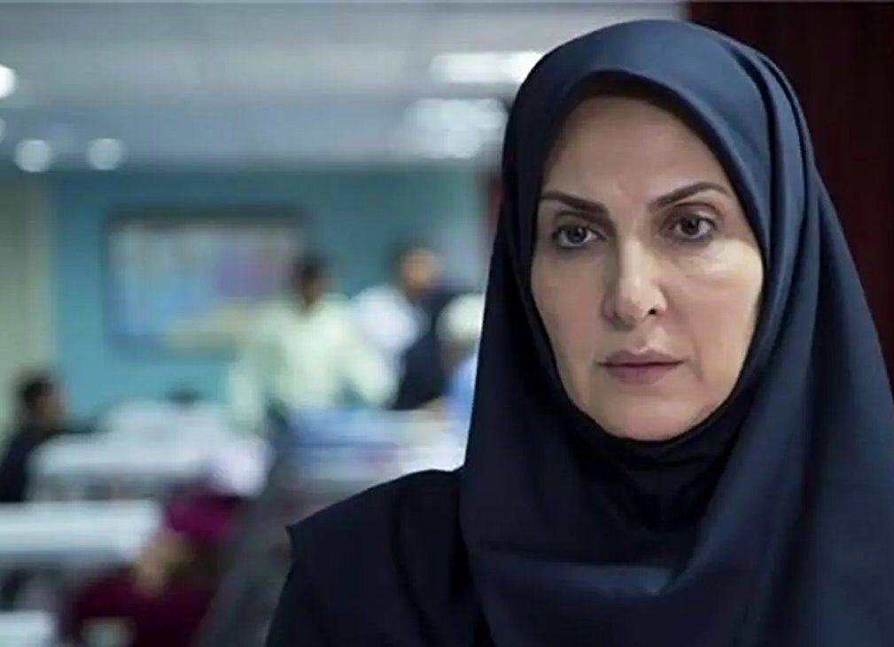 قابی دلهره آور از یک مار پیتون روی دوش فاطمه گودرزی، توران سریال لحظه گرگ و میش + عکس