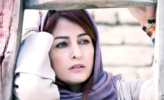 نگاهی به چیدمان میز ناهارخوری خانه خواهر شقایق دهقان؛ چراغ نفتی عتیقه با ترکیب گلهای خوش‌رنگ و بهشتی+عکس/ اون رومیزی چی میگه این وسط