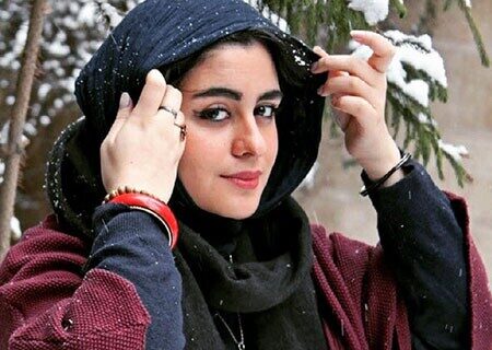 اتاق خواب شیک و باصفای فاطیما بهارمست، نغمه سریال از سرنوشت با قفسه های پر از کتاب و گلدان های زیبای لب پنجره/ تَر و تمیز+عکس