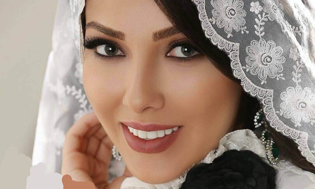 نگاهی به مراسم عقد خواهر لیلا اوتادی با رونمایی از دامادی فوتبالی و دستیار کی‌روش؛ از سفره عقد ساده و بدون تجملات تا کیک 3 طبقه به شکل چمدان+عکس