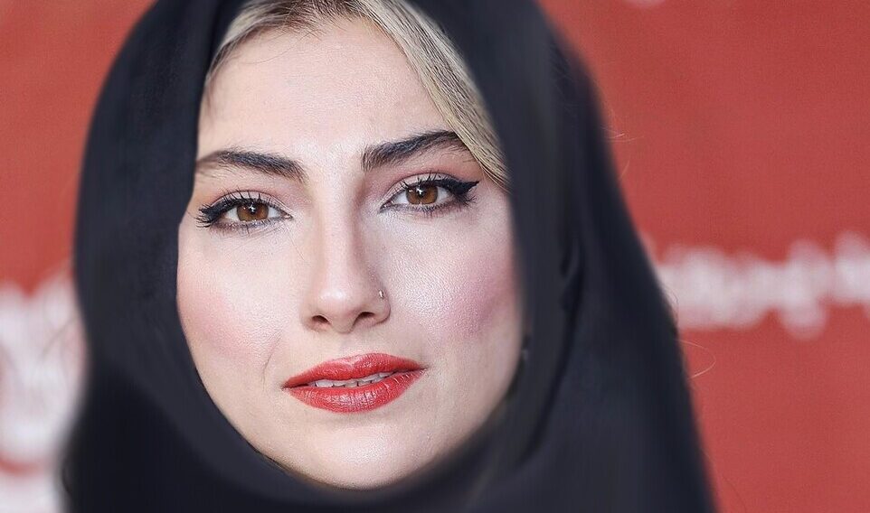 محیا دهقانی با مانتوی کتی طرح شلوغ و اوت فیت کاملا مشکی و اکسسوری‌های نقره‌ای و آبی در اکران فیلم قلب رقه / هماهنگی بی‌نظیر استایل و اکسسوری