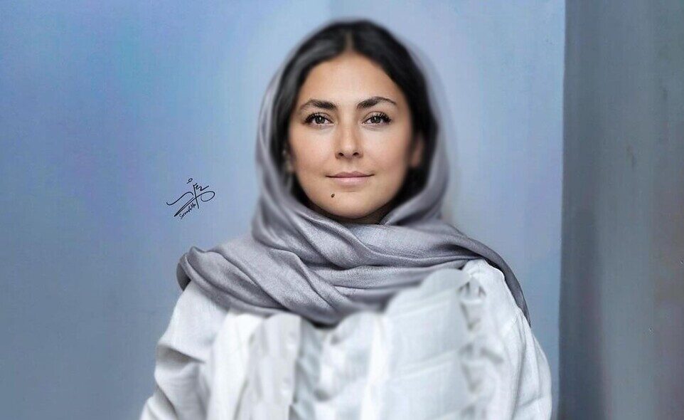 (عکس) استایل مینیمال سفید و طوسی روشن هدی زین العابدین در جشنواره فیلم و عکس با انرژی / ترکیب کت کراپ با دامن کلوش، ایده‌ای فوق العاده برای یک استایل فرمال