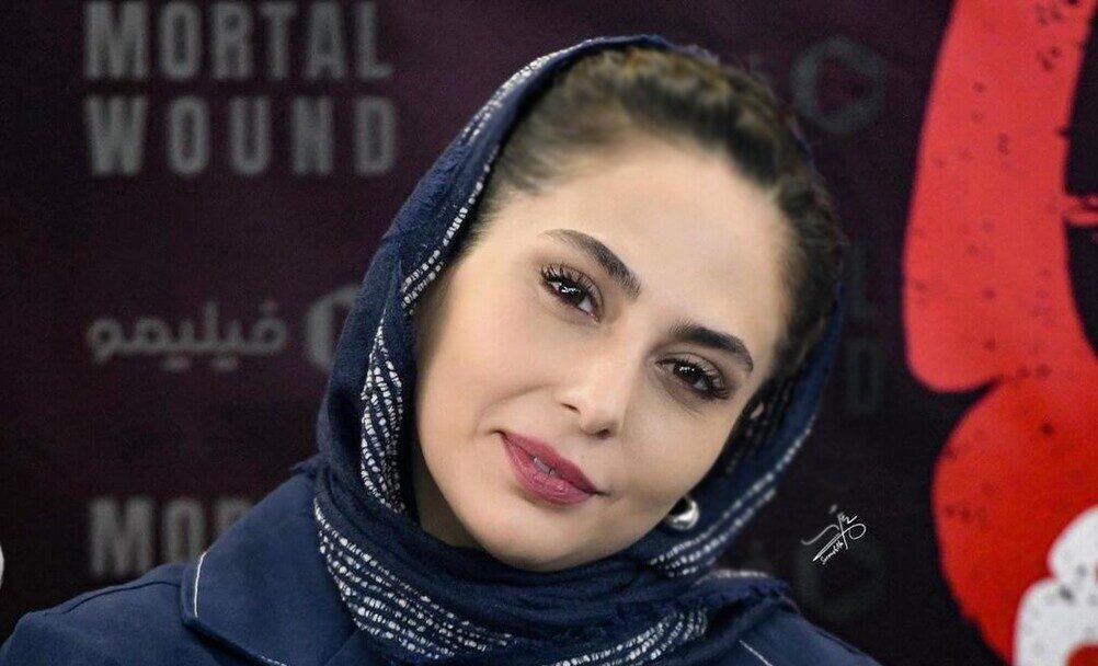 (عکس) استایل کژوال رعنا آزادی‌ور با کت سرمه‌ای با دوخت سفید در اکران عمومی آخرین قسمت زخم کاری 3