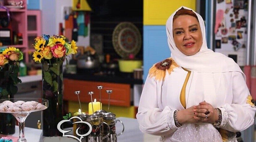 نگاهی به علاقه شدید بهاره رهنما به گل آفتابگردان؛ از دیزاین کیک و لباس سالگرد ازدواجش با این گل تا هدیه دادن دسته گل آقتابگردان به پارسا پیروزفر بابت تولدش+عکس