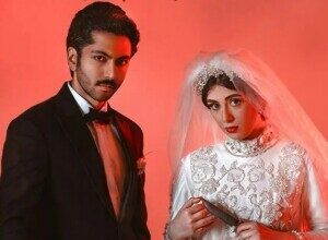 سلفی خلاقانه کیسان دیباج و الیکا ناصری در آینه درِ حیاط قدیمی+عکس/صمیمیت باران و نیما در بیرون از سریال…