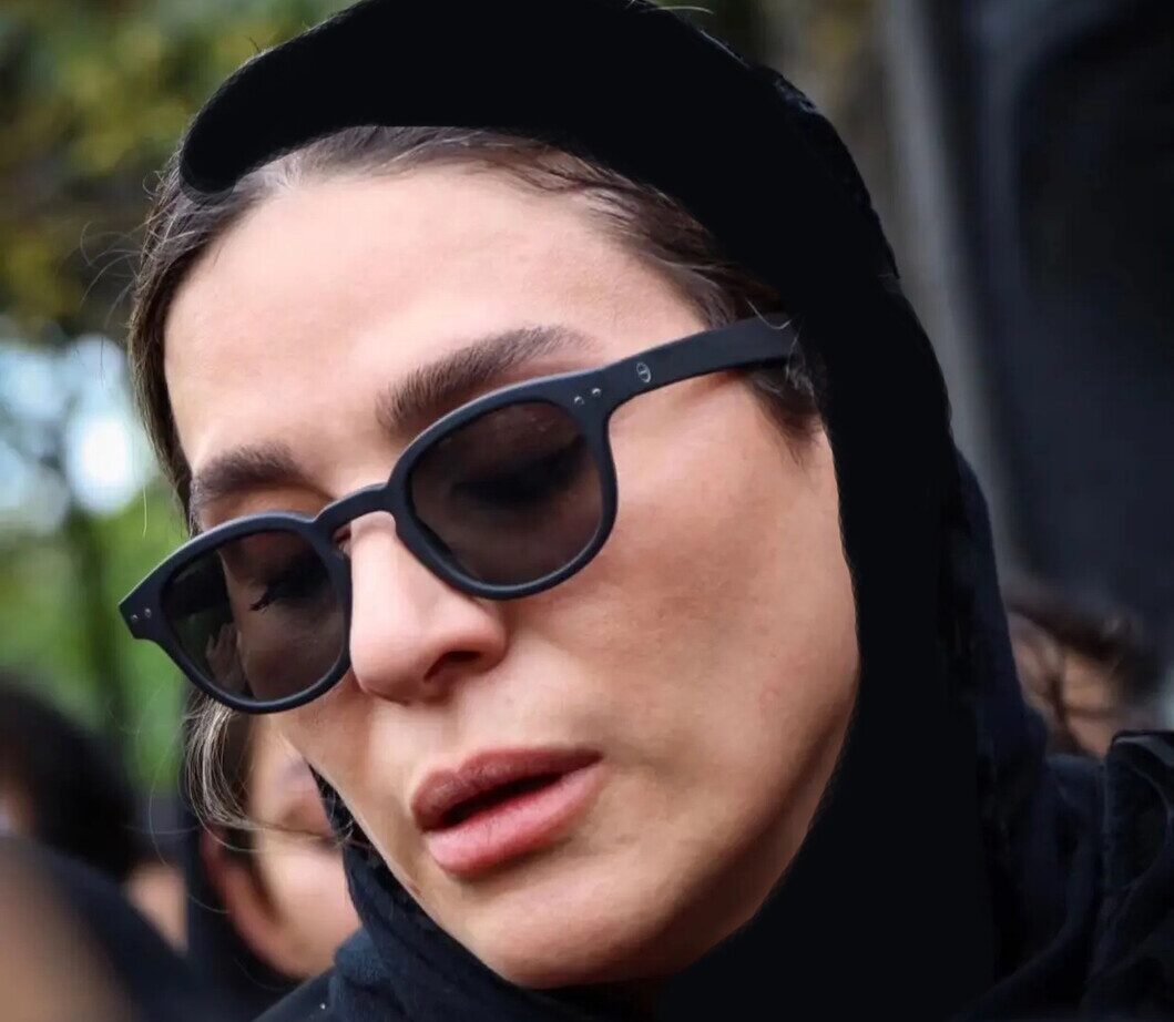 اشک های جگرسوز و حال پریشان سحر دولتشاهی در مراسم تشییع هنرمند پیشکسوت ایرانی/ روحش شاد و یادش گرامی+عکس