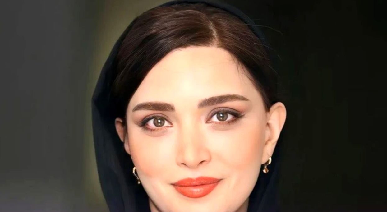 فیلم آواز جگرسوز در تولد 41 سالگی بهنوش طباطبایی ! /  بغض و  گریه خانم بازیگر موقع فوت کردن شمع تولد با آهنگ شجریان ! / بهنوش چرا اینقدر افسرده است !