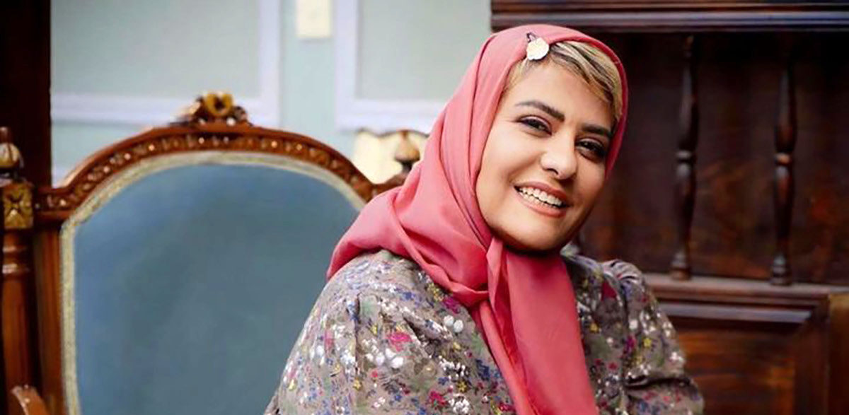 عکس سبک بازی  رابعه اسکویی در متروی تهران وایرال شد ! / در انظار عمومی یعنی چه ؟!