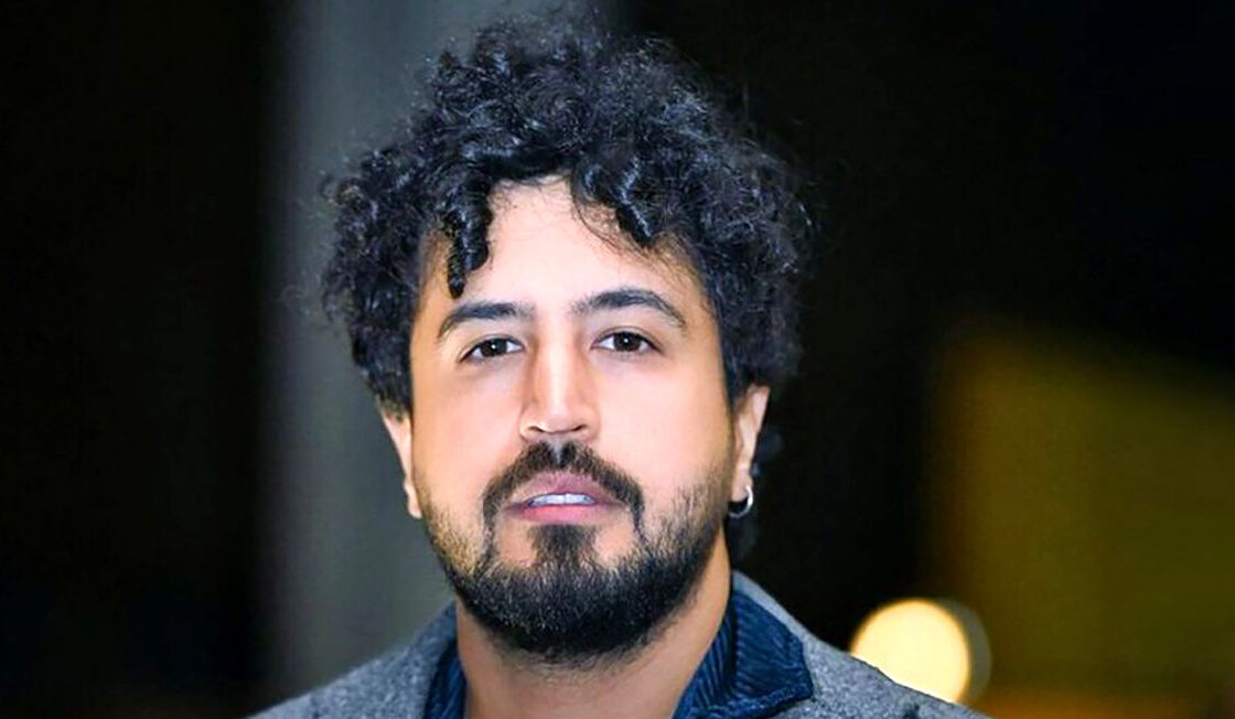 نگاهی به مبلمان ذغالی و یک تابلوی احمقانه در دکوراسیون خانه مهرداد صدیقیان ! /  فقط سگ غول پیکرش را ببینید + عکس ها