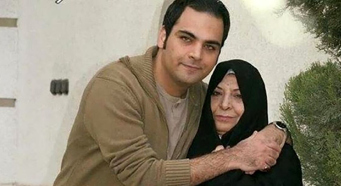 مادر احسان علیخانی: بچه بود بی رحم بود نگران آینده اش بودم /  یکبار رفته بودیم مزرعه پدرش آنجا چند تا مرغابی کوچک با مادرشان زندگی میکردند / احسان کله یکی از مرغابی ها را کَند خیلی ناراحت شدم !