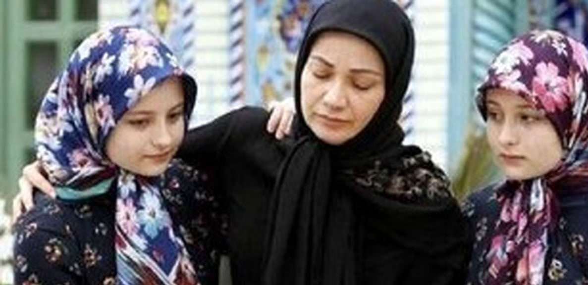 سارا و نیکا  با بهروز و فهیمه در پشت صحنه سریال پایتخت + عکس جذاب خارج از سریالی
