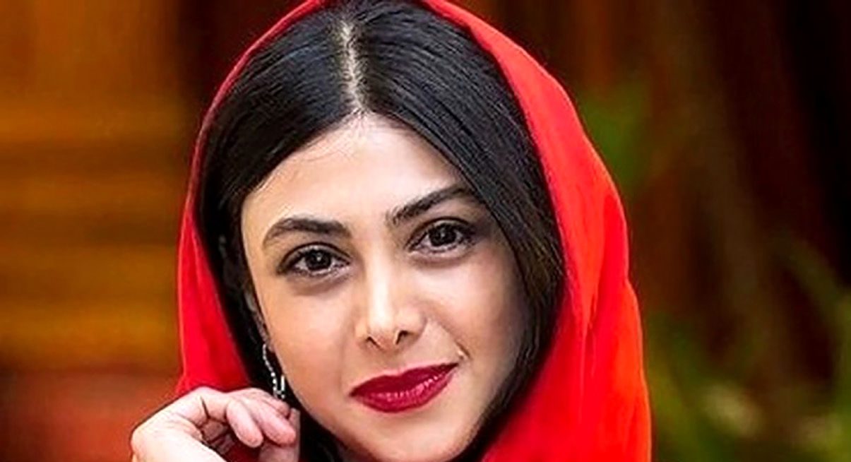 آزاده صمدی بازیگر خوش صدای فیلم عزیز را بشناسید ! / از عاشقی به هومن سیدی تا حاشیه های حجاب + عکس ها و بیوگرافی با جدول فیلم و سریال هایش !