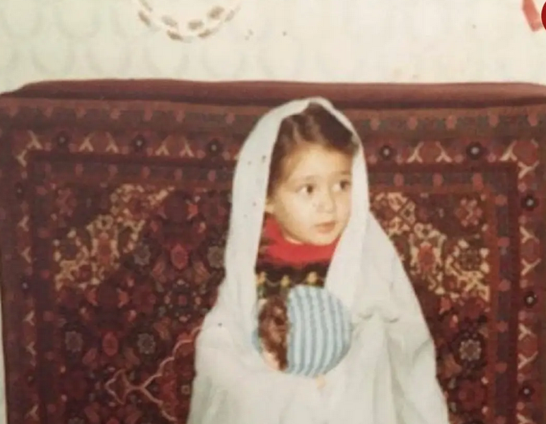 الهام حمیدی با چادری که همه را به گذشته برد؛ عکس عجیب از کودکی‌اش در دهه ۵۰!