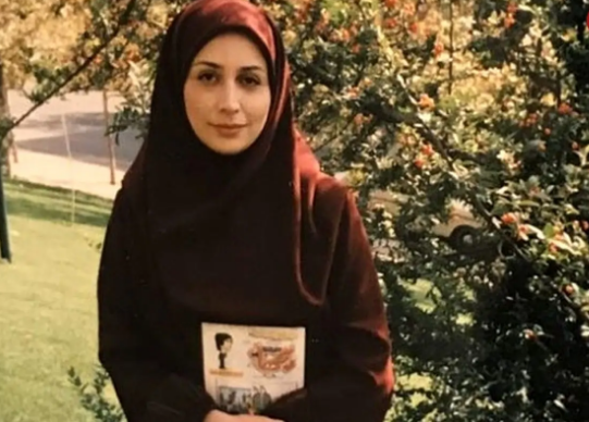 «مینا هاشمی» بالاخره بعد ۳۰ سال به صحنه برگشت؛ شگفت‌زده می‌شوید وقتی ببینید در ۴۷ سالگی چه شکلی شده!