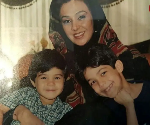 «نسرین مقانلو» و جادوی تغییر زمان! عکس جنجالی او در کنار پسرانش همه را شوکه کرد!