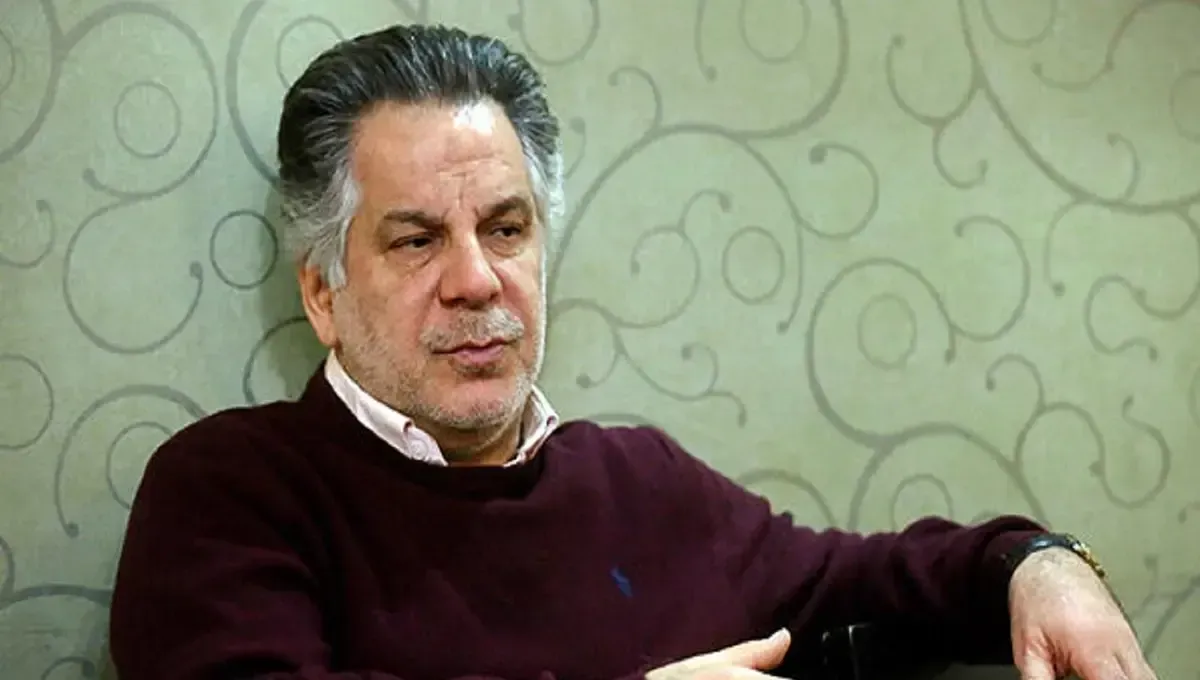 عکس خاطره‌انگیز فردین پس از کسب جایزه سپاس بهترین بازیگر سال ۱۳۴۸